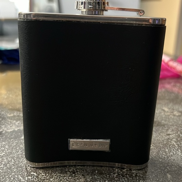 Skinny Dip flask 7oz embroidered leather stainless steel NWOT - Picture 2 of 3